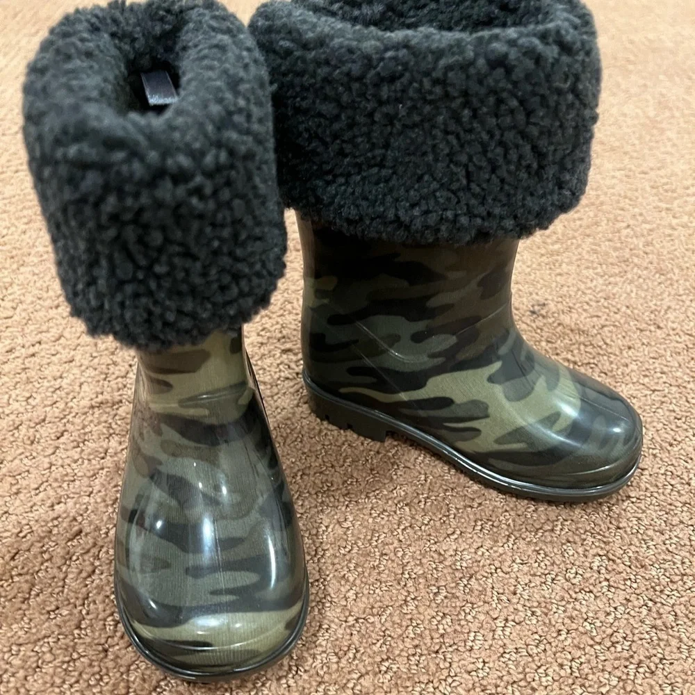 Carter’s Brand New Girls Shearling Lined Camo Rain-boots Size 5